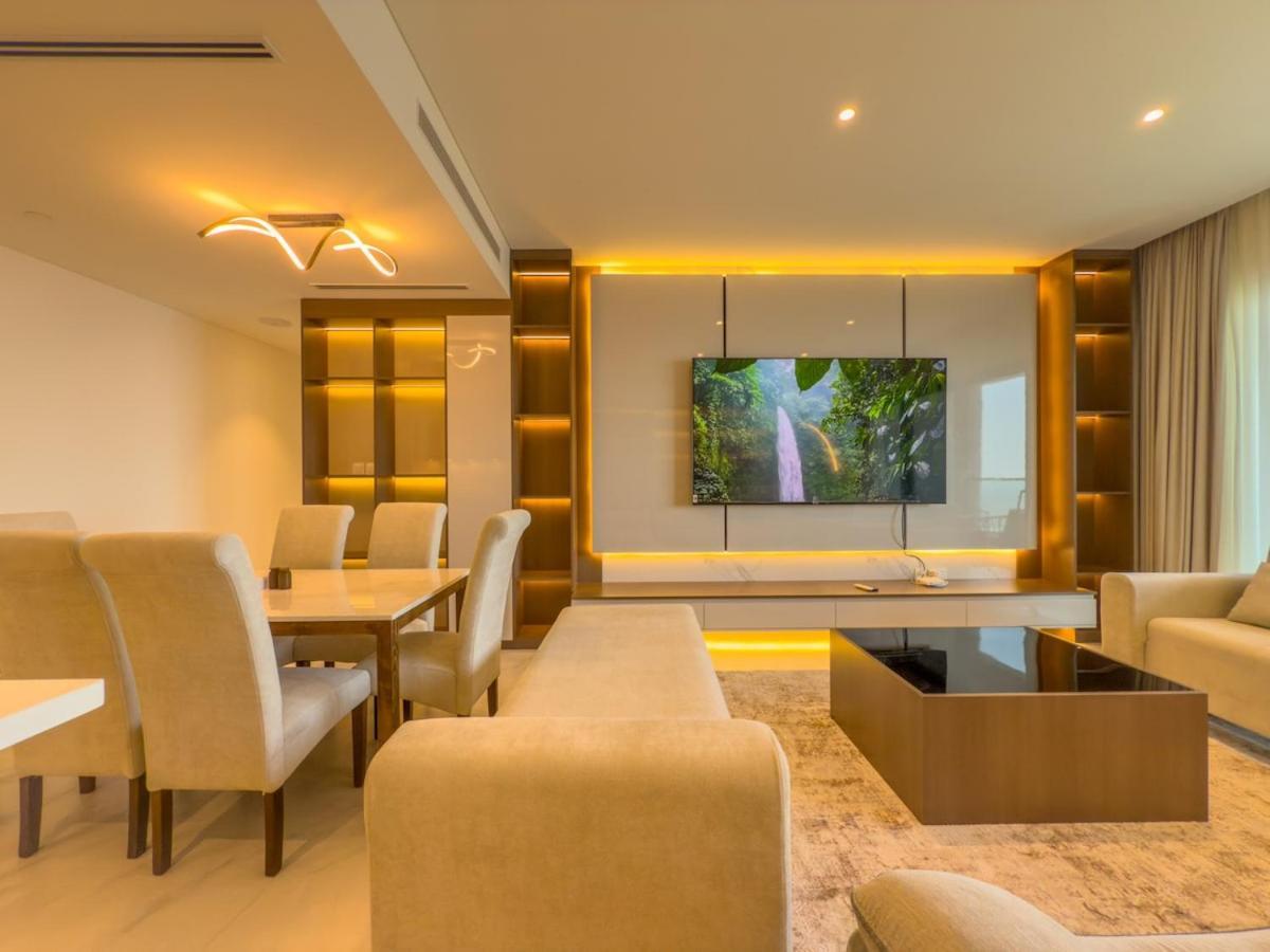 Elegant 2-br With Modern Comfort *